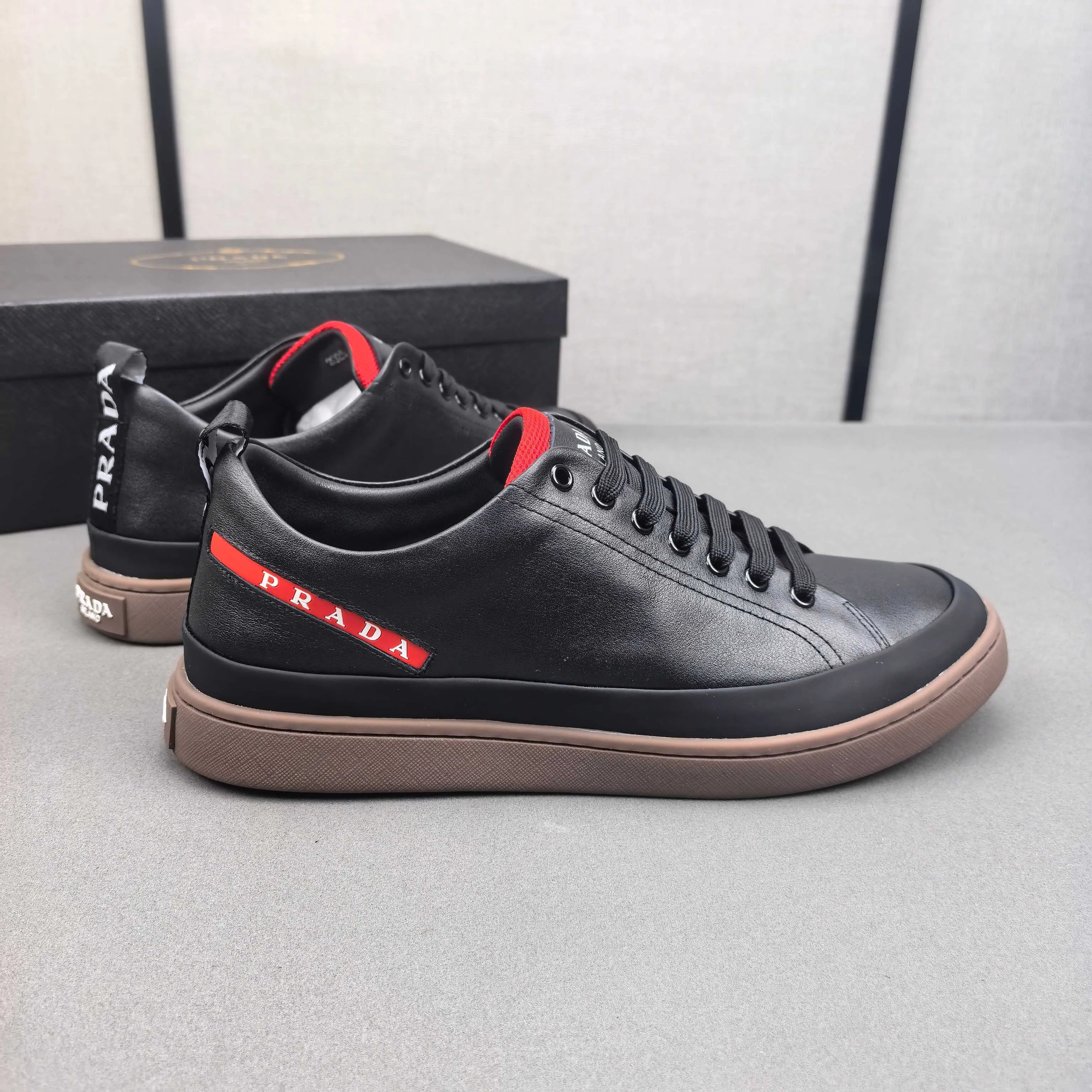 PP400👟👟👟Prada set off the audience! Prada, an international brand that is constantly innovating, this men's casual shoe, the original version, made of cowhide leather at a ratio of one to one at the store, with leather feet and rubber non-slip outsole, breathable and comfortable, quality speaks for itself👄38-44